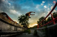 Zaskákali si aj na zábradliach pred halou