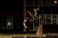 Nočný parkour v uliciach mesta