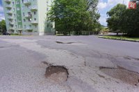 Vozovka a chodník na Mládežníckej ulici v úseku od otočky MHD pri č. 29 po  Poľnou ulicou