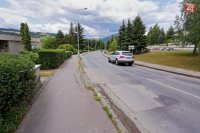 Vozovka a časť chodníka na Komenského ul.  v úseku od križovatky „GAS“  na Karlove (Okresný archív)