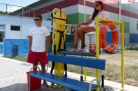 Plavčíčka Dominika so svojím kolegom na "stráži"