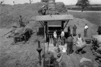 Na archívnej snímke z 28. júla 1948 mlatba v Trnavskom okrese.