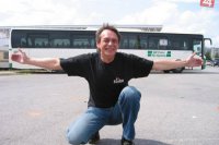 Petrovi Donovalovi zmysel pre humor rozhodne nechýba, cestujúcim spríjemňuje deň pravidelne.