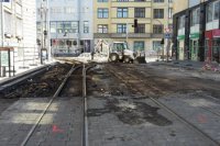 Práve sa pracuje na oprave električkového triangla.