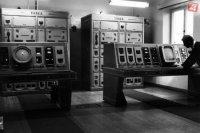 Budova, pôvodne projektovaná ako železobetónová, sa zmontovala z oceľovej konštrukcie. Na snímke rádiolokačné stredisko s československým zariadením Tesla na bratislavskom dopravnom letisku. Autor: Štefan Petráš.