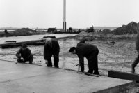 Na snímke stavbári Doprastavu betónujú príjazdové cesty k budúcej letiskovej budove. Autor: Štefan Petráš