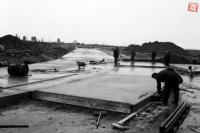 Na snímke stavbári Doprastavu betónujú príjazdové cesty k budúcej letiskovej budove. Autor: Štefan Petráš.