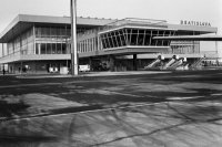 Nová budova letiska v Bratislave, ktorú odovzdali do užívania v lete 1970. Autor: V. Přibyl.