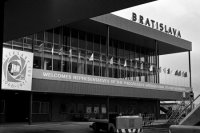 31.januára 1971 sa Bratislava pripravovala na ďalšiu politicky významnú udalosť, X.medzinárodný kongres študentov (3.-10.II. 1971). Na snímke výzdoba letiska v Bratislave. Autor: Z. Repová.