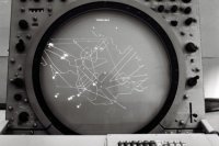 Radarová obrazovka s vyznačenými letovými cestami na bratislavskom letisku 26. novembra 1980. Autor: P. Šimončík.