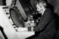 Riadiaci letov Peter Kunštek sleduje radarovú obrazovku na bratislavskom letisku 26. novembra 1980. Autor: P. Šimončík.