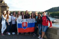 Bystrické florbalistky na spoločnej fotografii v uliciach Prahy