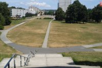 Suchá tráva v parku pod Pamätníkom SNP