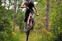 Adrián Rusnák skáče na bicykli pri zjazde z kopca