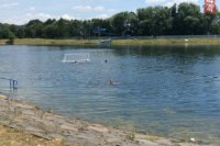 Na Delni sa môžete okúpať len na vlastné riziko, pozitívom je však novinka v podobe požičania si vodných bicyklov, alebo člnov. Samozrejmosťou je opaľovanie.