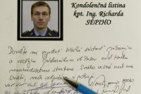 Na mieste sa podpisujú vojaci do kondolenčnej knihy. O život prišiel pri páde vrtuľníka kapitán Richard Sépi (†40).