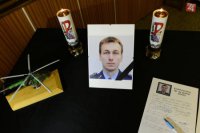 Na mieste sa podpisujú vojaci do kondolenčnej knihy. O život prišiel pri páde vrtuľníka kapitán Richard Sépi (†40).