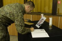 Na mieste sa podpisujú vojaci do kondolenčnej knihy. O život prišiel pri páde vrtuľníka kapitán Richard Sépi (†40).