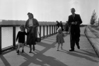 Na archívnej snímke zo 7. októbra 1955 v Bratislave Park kultúry a oddychu - "obľúbené miesto rekreácie Bratislavčanov". Foto Tasr - Štefan Petráš