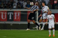 Na snímke vpravo hráč Trnavy Martin Tóth a hráč Solúnu Giannis Mystakidis