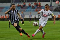 Na snímke vpravo hráč Trnavy Martin Mikovič a hráč Solúnu Giannis Skondras