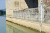 Na snímke pokles hladiny vody v dôsledku horúčav na vodnej priehrade v Suchej nad Parnou