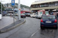 Obratisko je upchaté taxíkmi.