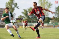 Na snímke vpravo hráč Trnavy Martin Tóth a hráč Skalice Lukáš Švrček