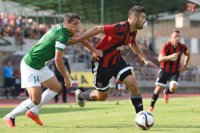 Na snímke vpravo hráč Trnavy Boris Godál a hráč Skalice Radoslav Ciprys