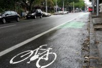 Cyklistické pruhy lemujú chodníky.
