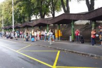 Z dreveného prístrešku nad zastávkami boli odstránené nápisy.