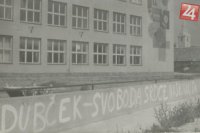 Nápis „Dubček – Svoboda srdce nášho národa” na plote školskej budovy.