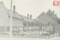 Nápis „Chceli sme federáciu, máme okupáciu” na plote rodinného domu.