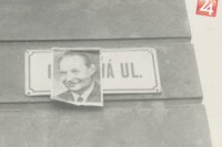 Názov ulice (asi Obchodná ulica) prelepený portrétom Alexandra Dubčeka.