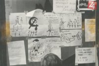 Plagáty vo výklade ironizujúce komunistický režim v ZSSR, výzva zastaviť výučbu ruštiny na školách a ich detský čitateľ.