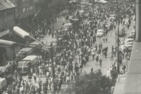 Pohľad na demonštrujúcich a vojenskú techniku na Námestí SNP v Bratislave.