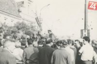 Posádka sovietskeho obrneného transportéra pred kostolom milosrdných bratov na Námestí SNP v Bratislave obkolesená demonštrantami.