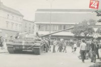 Tank pri Starej tržnici mieriaci na „Manderlák”.