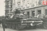 Tanky pred hotelom Krym na Šafárikovom námestí v Bratislave. V pozadí budova Univerzity Komenského.