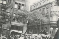 Demonštranti a tanky v centre Bratislavy.