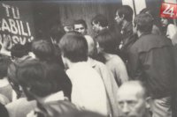 Zhromaždenie na mieste zastrelenia študentky Danky Košanovej na schodoch pred Univerzitou Komenského v Bratislave.