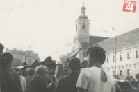 Zhromaždenie pri obrnenom transportéri. Bratislava.