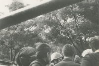 Diskusia pod hlavňou sovietskeho tanku.