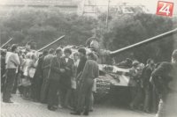 Diskusie pri kolóne tankov.