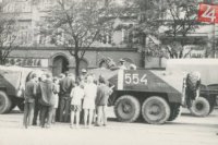 Obrnené transportéry s nápismi „Domov!” v centre Bratislavy.