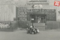 Improvizovaný kríž s kapitánskou čiapkou a nápisy na Šafárikovom námestí v Bratislave na mieste, kde bol zastrelený kapitán Dunajplavby Ján Holík.