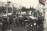 Demonštrácia pod dáždnikmi na prešovskom námestí. (ÚPN)