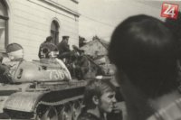 Demonštranti a posádka tanku. Prešov. (ÚPN)
