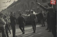 Demonštranti pred obrneným vozidlom v centre Prešova. (ÚPN)