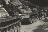 Detailný záber na kolónu tankov. Prešov. (ÚPN)